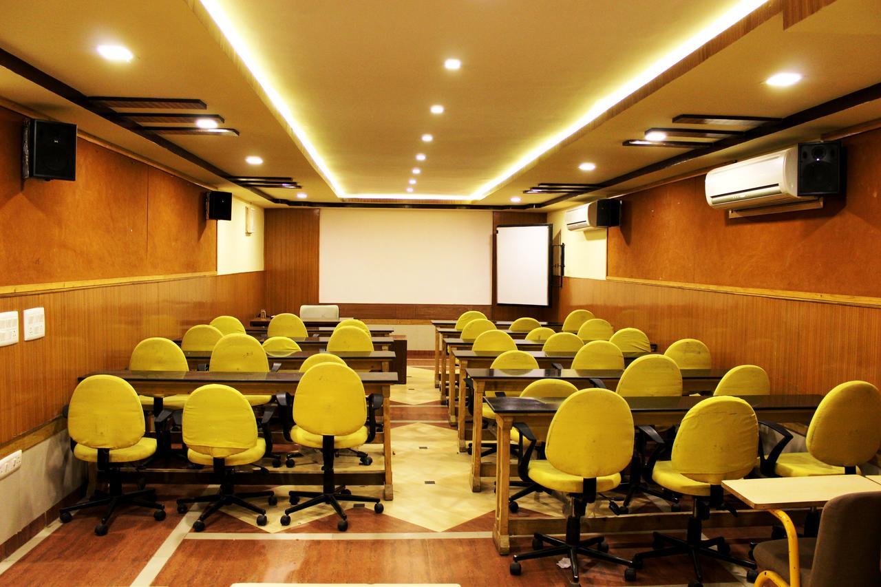 Hotel Orange Inn Sarkhej ภายนอก รูปภาพ
